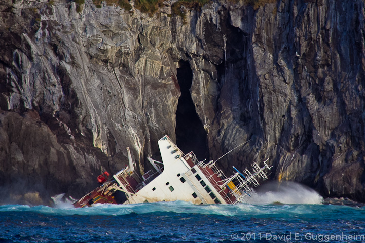 Vessel "Oliva" breaking apart and spilling oil at Nightingale Island (Photo: D. Guggenheim)
